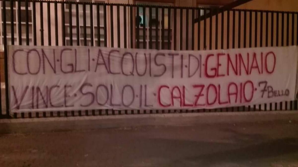 La contestazione dei tifosi viola, messo striscione contro la società al Franchi. La firma... - 