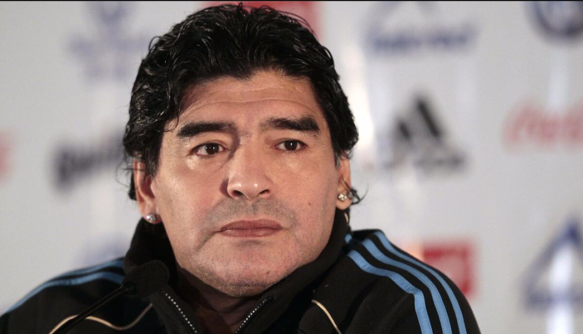 Maradona tuona: "Uno scandalo inaccettabile il gol annullato alla Fiorentina. Conte invece..." - 