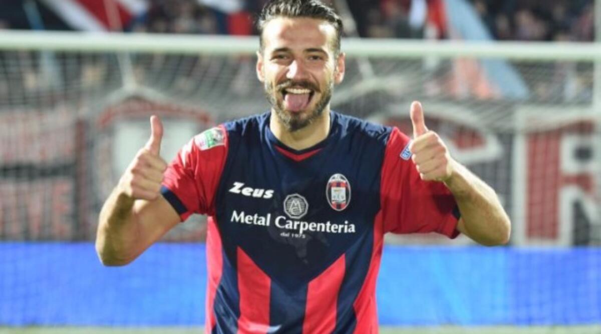 È Fiorentina contro Juventus per un difensore del Crotone classe 92 - 
