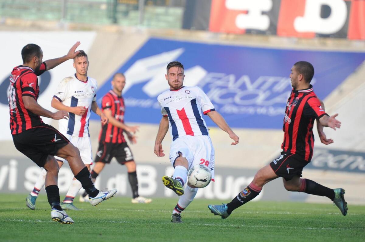 Pedullà: "Capezzi? Vi spiego la situazione. Kuba, Faragò e Ferrari..." - Foto LaPresse - Federica Roselli
15 11 2015 Lanciano - Italia
Sport Calcio
Virtus Lanciano - Crotone
Campionato di Calcio Serie B 2015/2016 ConTe.it - Guido Biondi Stadium
Nella foto: capezzi piccolo e marilungo

Photo LaPresse - Federica Roselli
15 