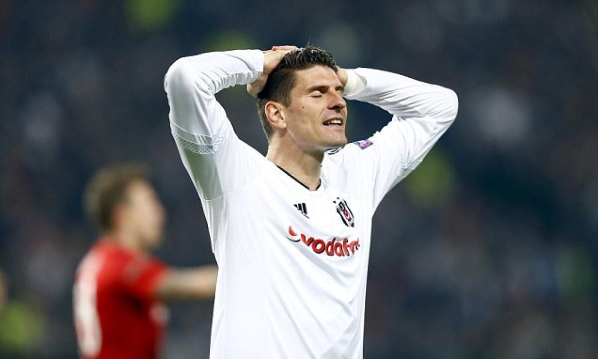 Barcellona su Gomez: i dettagli dell'offerta che comprende anche il ritorno di un ex viola... - Besiktas' Mario Gomez reacts during their Europa League Group H soccer match against Lokomotiv Moscow in Istanbul November 5, 2015.  REUTERS/Osman Orsal