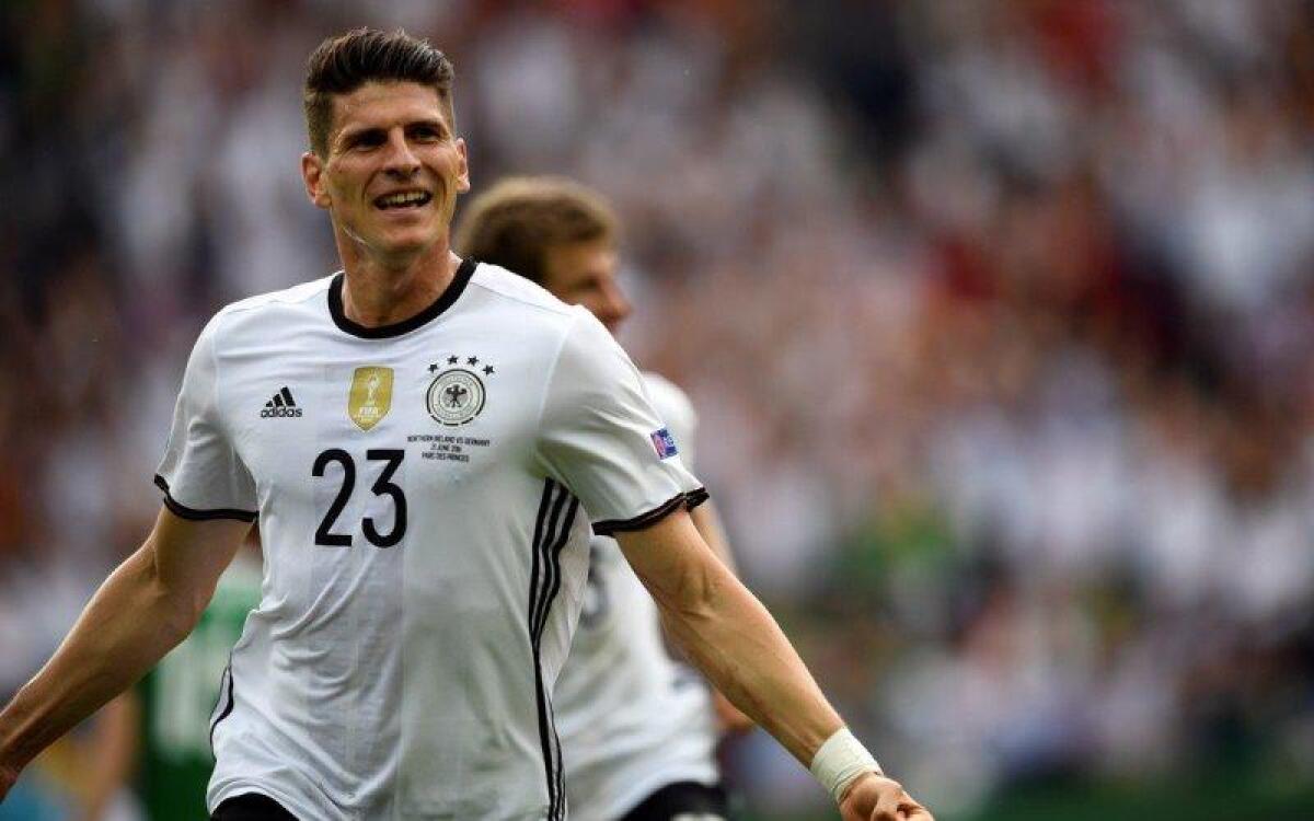 Mario Gomez addio Fiorentina, il centravanti tedesco è vicinissimo al Wolfsburg - 