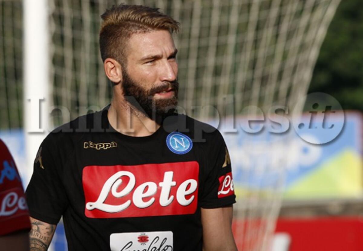 Clamoroso, Tonelli non si allena mai, il Napoli pensa di lasciarlo fuori dalla lista dei 25 - 