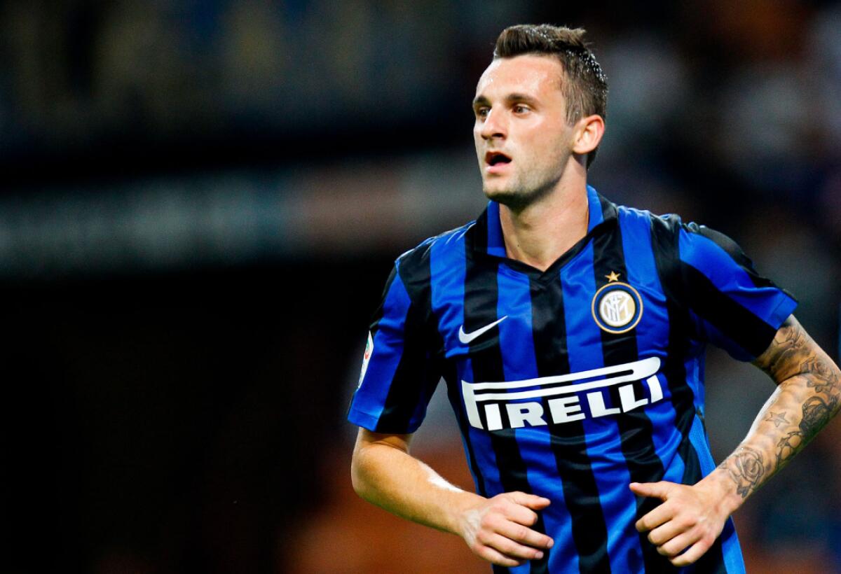 Caos Inter, De Boer esclude Brozovic perché si dà alla bella vita, il calciatore protesta sui social - 