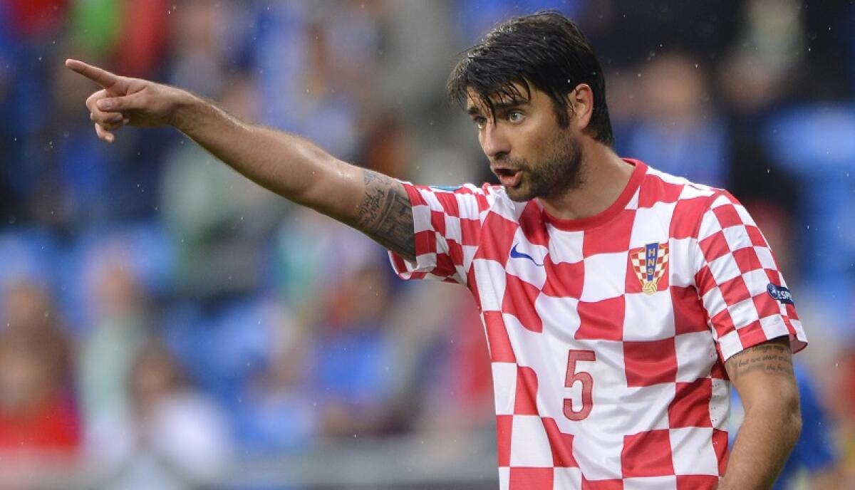 Ag. Corluka: "Trattato per 1 mese e mezzo, voleva solo la Viola" - Croatian defender Vedran Corluka gestures during the Euro 2012 championships football match Italy vs Croatia on June 14, 2012 at the Municipal Stadium in Poznan. AFP PHOTO / FABRICE COFFRINI        (Photo credit should read FABRICE COFFRINI/AFP/Getty