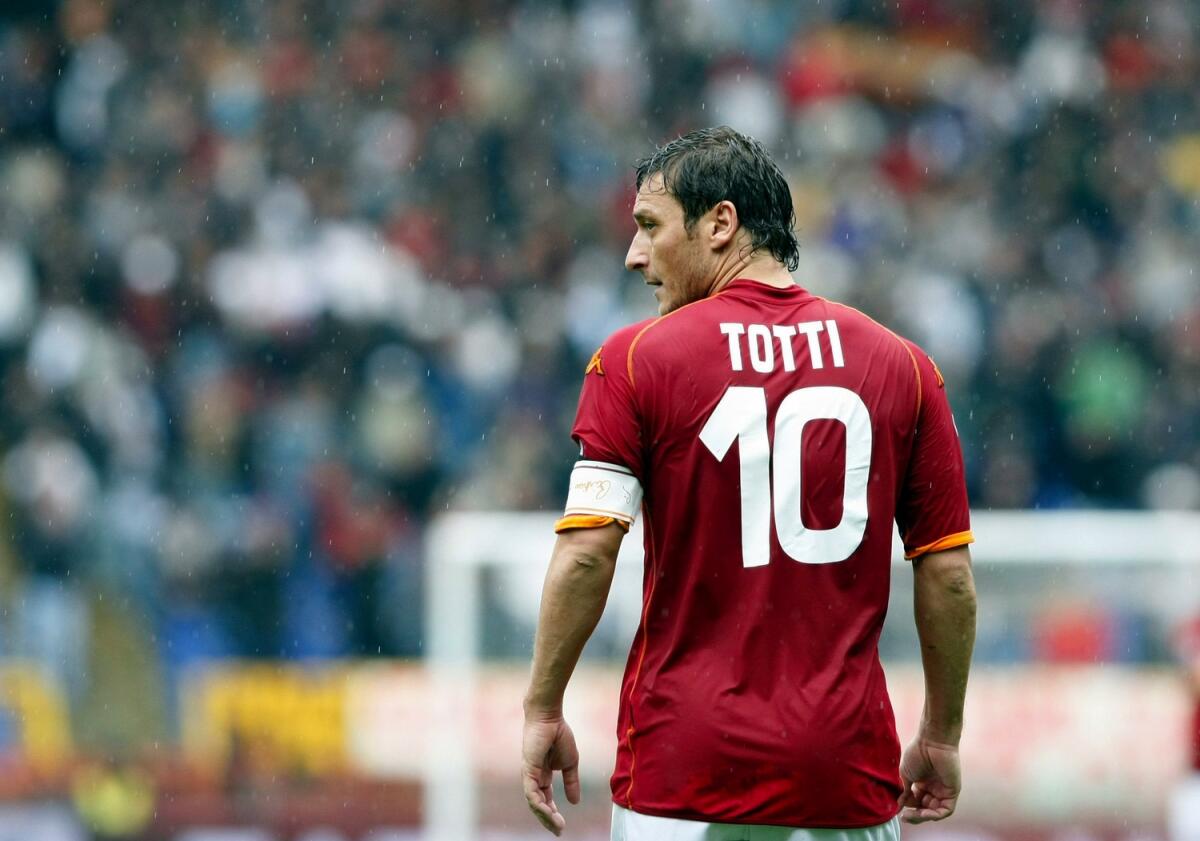 L'Enoteca Pinchiorri fa gli auguri a Totti, striscione polemico al Franchi: "Sei un pezzente". Poi le scuse del ristoratore... - 