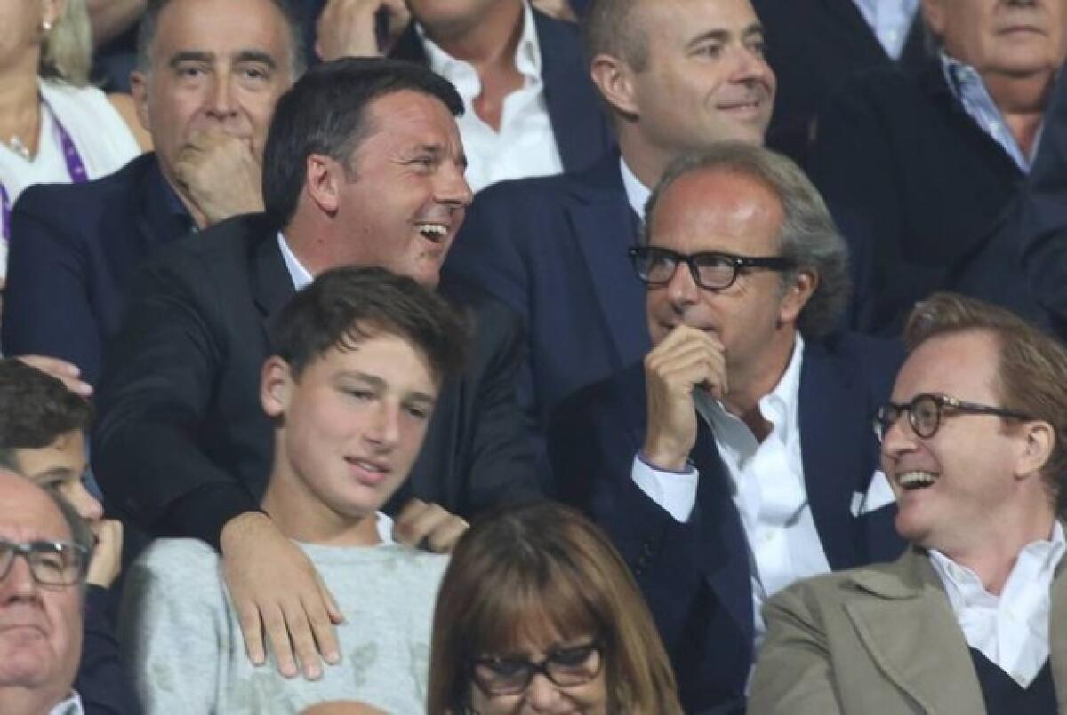 Renzi scende negli spogliatoi per salutare la Fiorentina. Intanto ADV abbraccia Montella e si gode Antognoni - 