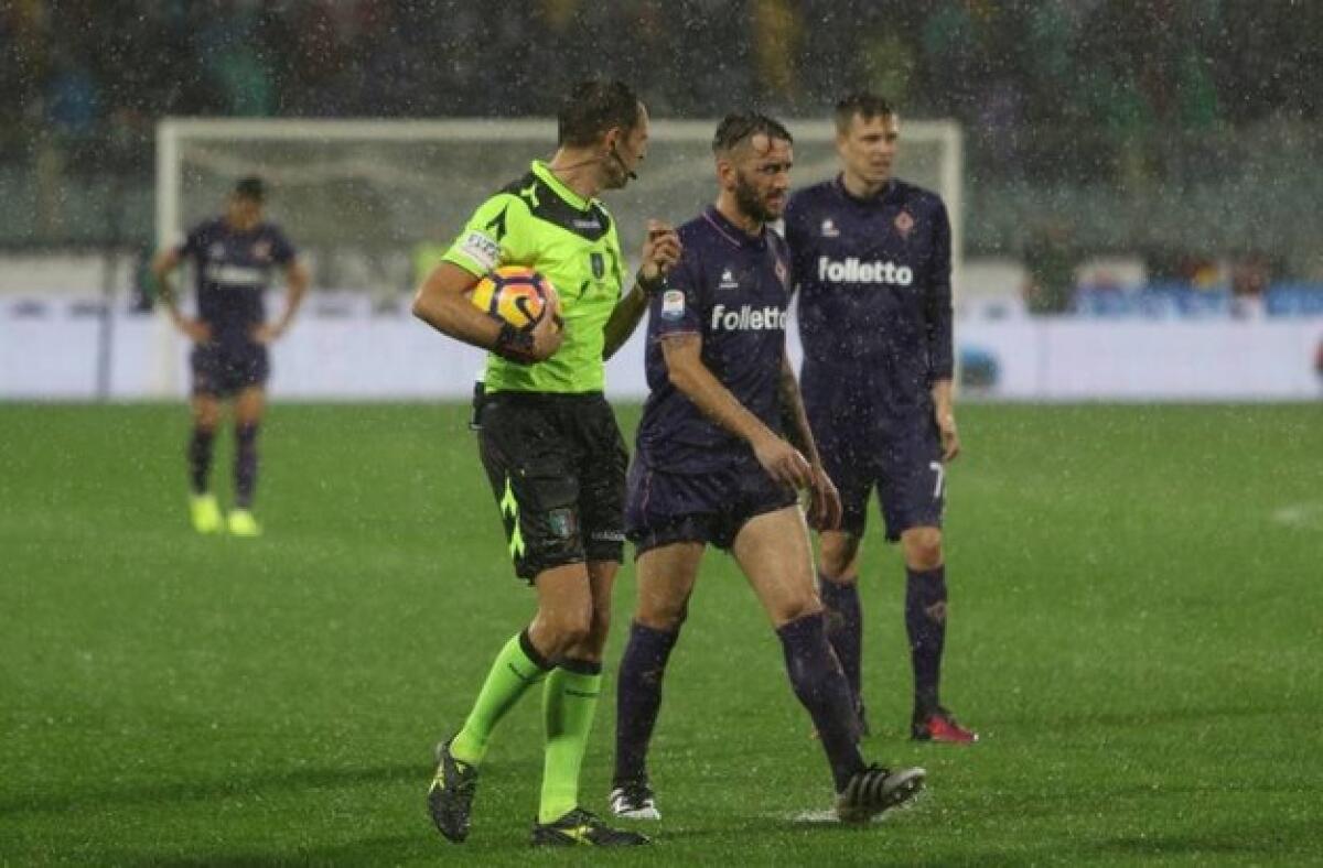 Errore fatale di Tatarusanu e il Crotone è avanti (0-1) dopo la sospensione - 