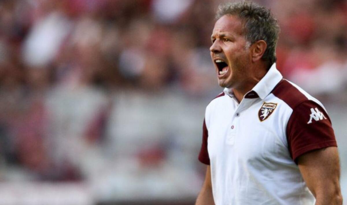 Colpo di scena a Torino, tifosi fatti entrare in campo durante l'allenamento - 