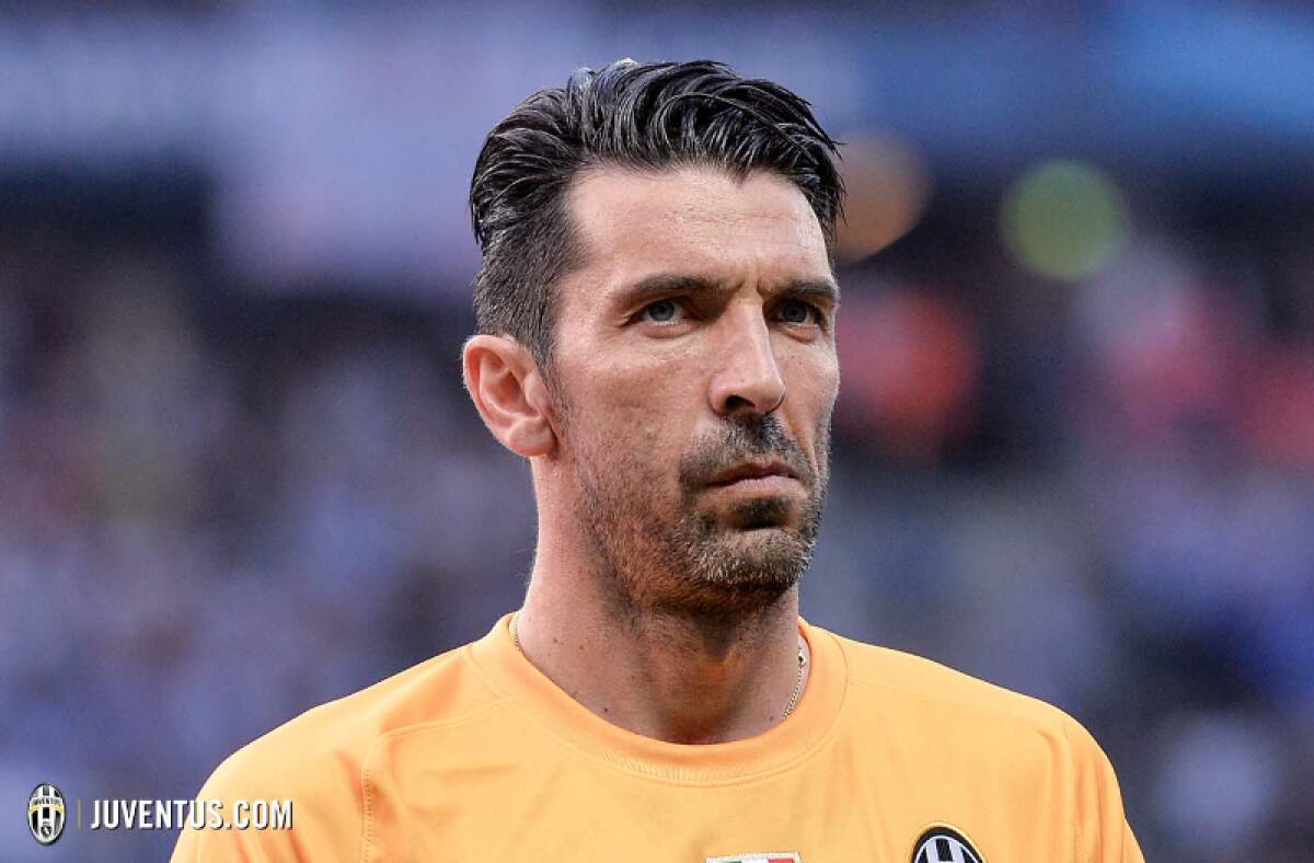 Retroscena Buffon nello spogliatoio: "In Italia le squadre si scansano, in Europa no" - 