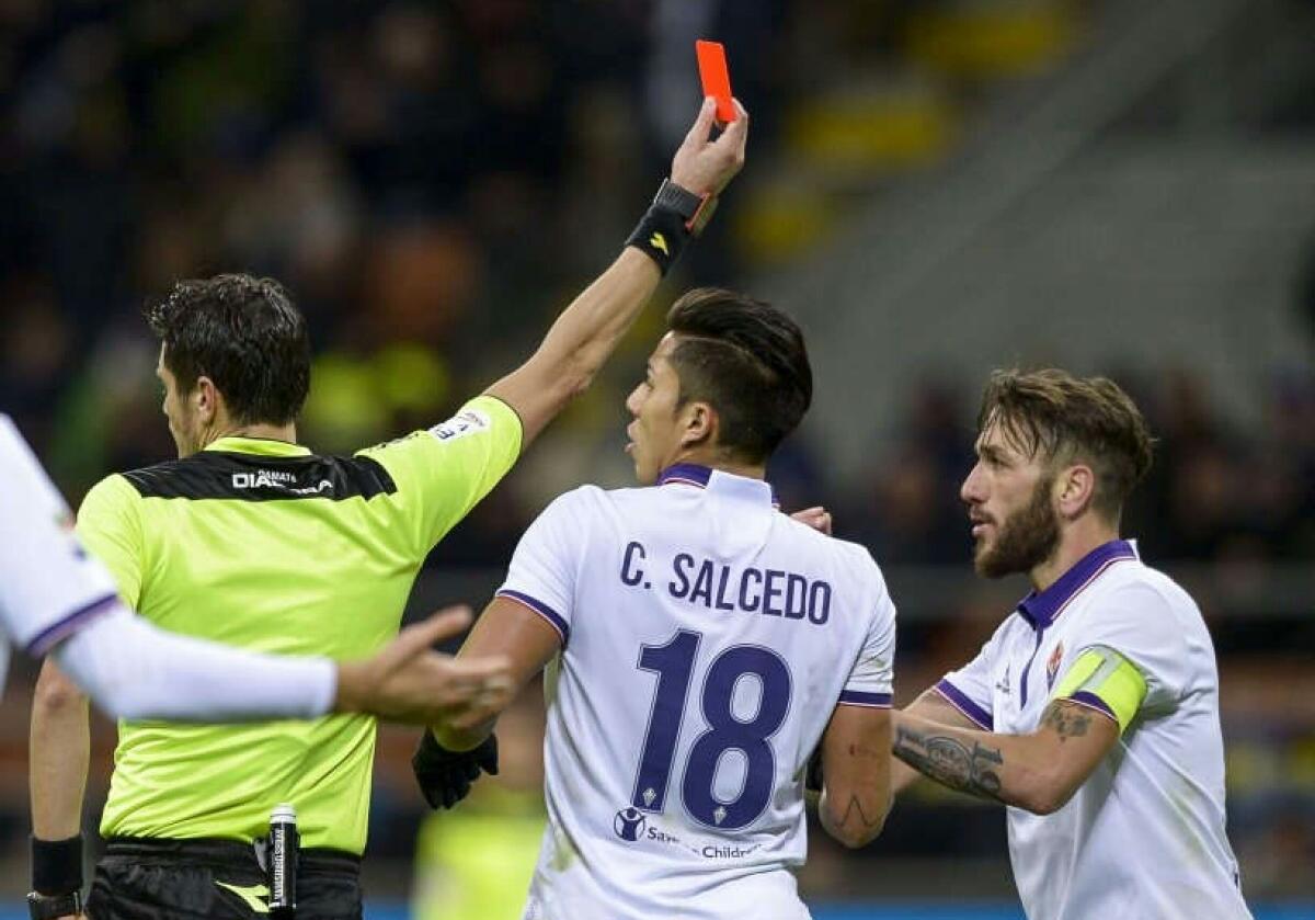 Damato disastroso. Tutti gli errori che hanno condannato la Fiorentina alla sconfitta - 