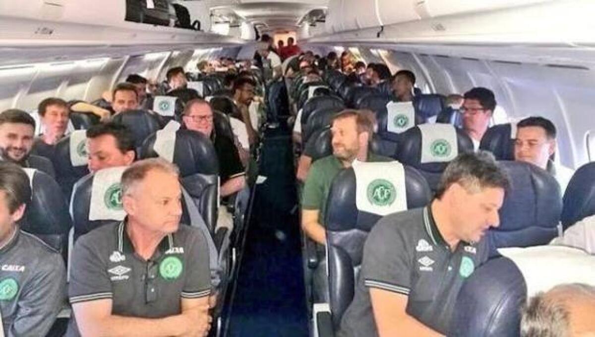 Tragedia in Brasile, cade l'aereo con i giocatori della Chapecoense, solo 7 superstiti, andavano a giocare la finale della Copa sudamericana - 