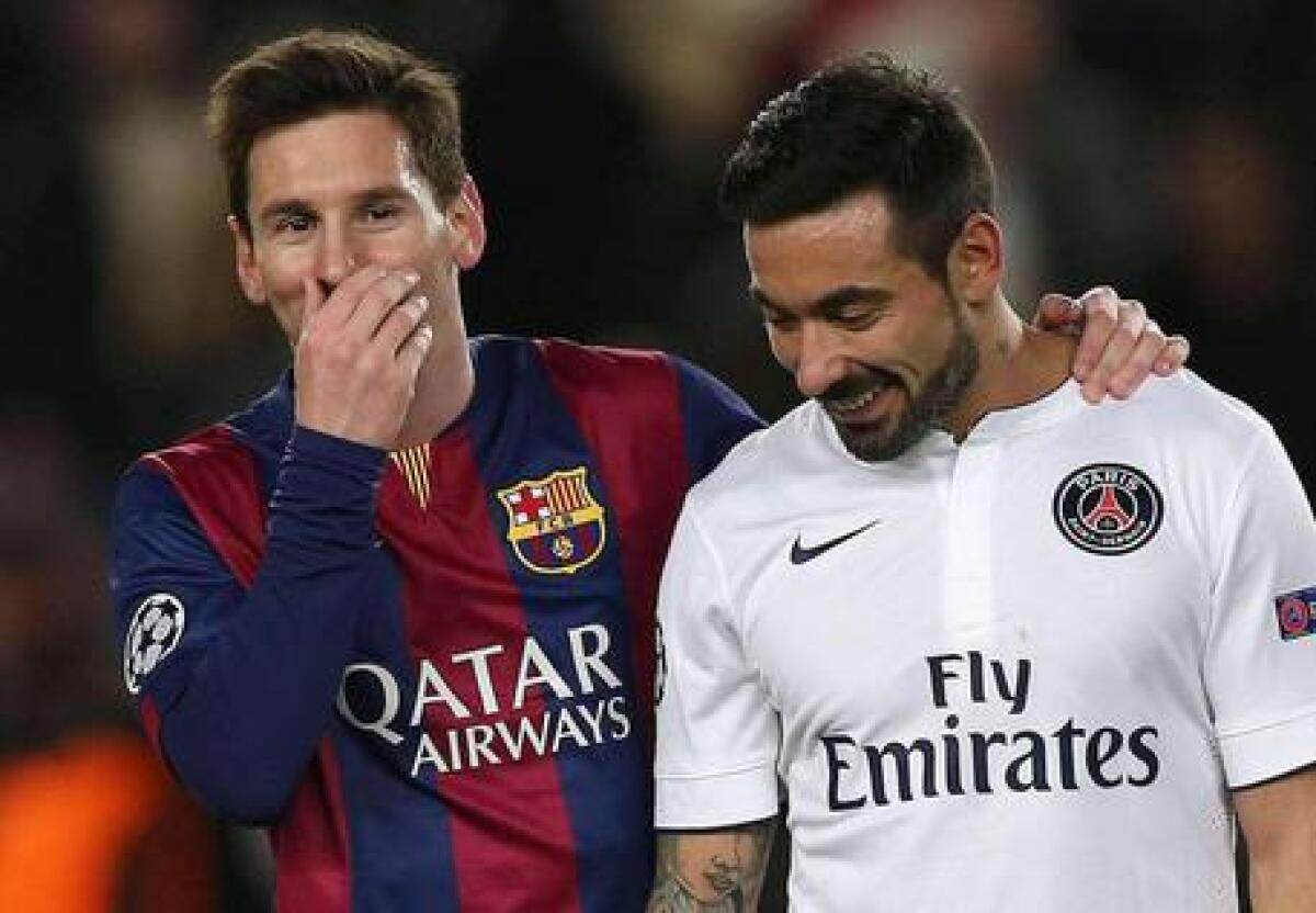 Lavezzi accusato di fumare Marijuana, interviene Messi: "Basta falsità sull'Argentina" - epa04523956 FC Barcelona's Argentinian forward Leo Messi (L) talks with compatriot Ezequiel Lavezzi (2-L) of Paris Saint Germain at the end of  the Champions League group F soccer match between Barcelona and Paris Saint Germain at Nou Camp stadium in