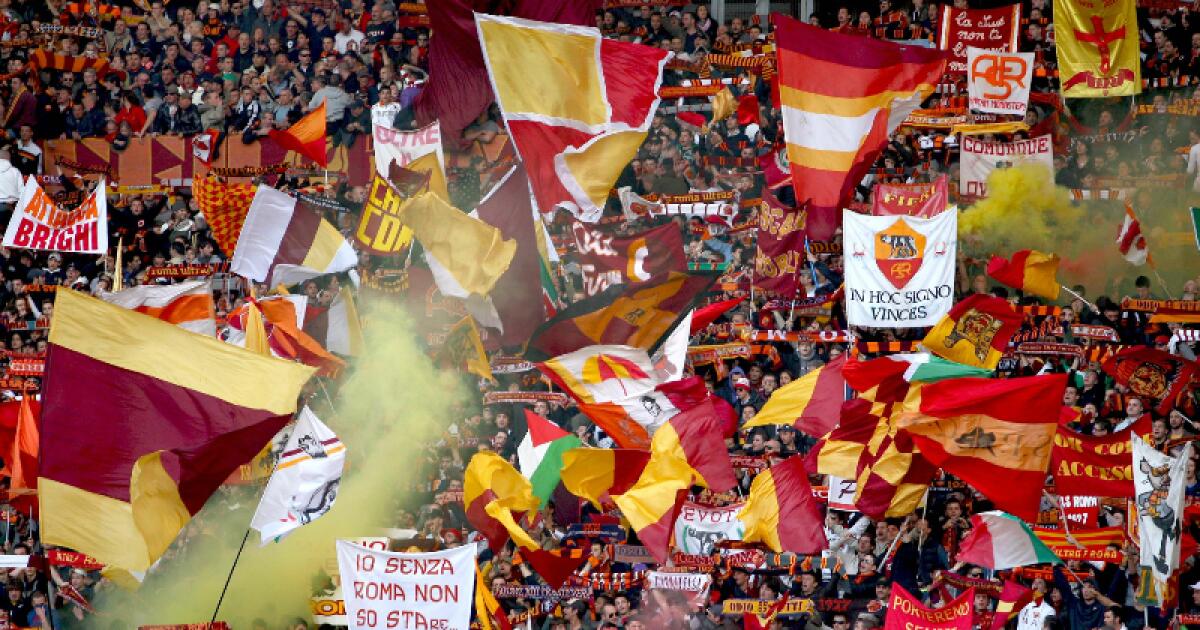 Vergogna Roma, oltraggiato il minuto di silenzio per la Chapecoense con cori contro la Lazio, dopo scontri con locali - 