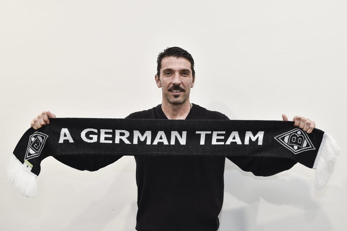 Buffon si riscopre tifoso del M'Gladbach con tanto di foto. Il Borussia ringrazia "Sei una leggenda" - 