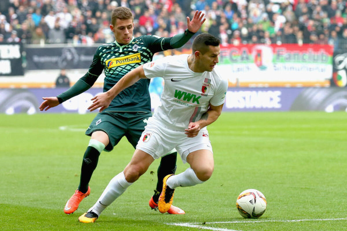 Intanto il M’gladbach perde sul campo dell’Augsburg (1-0) che lo supera in classifica - 