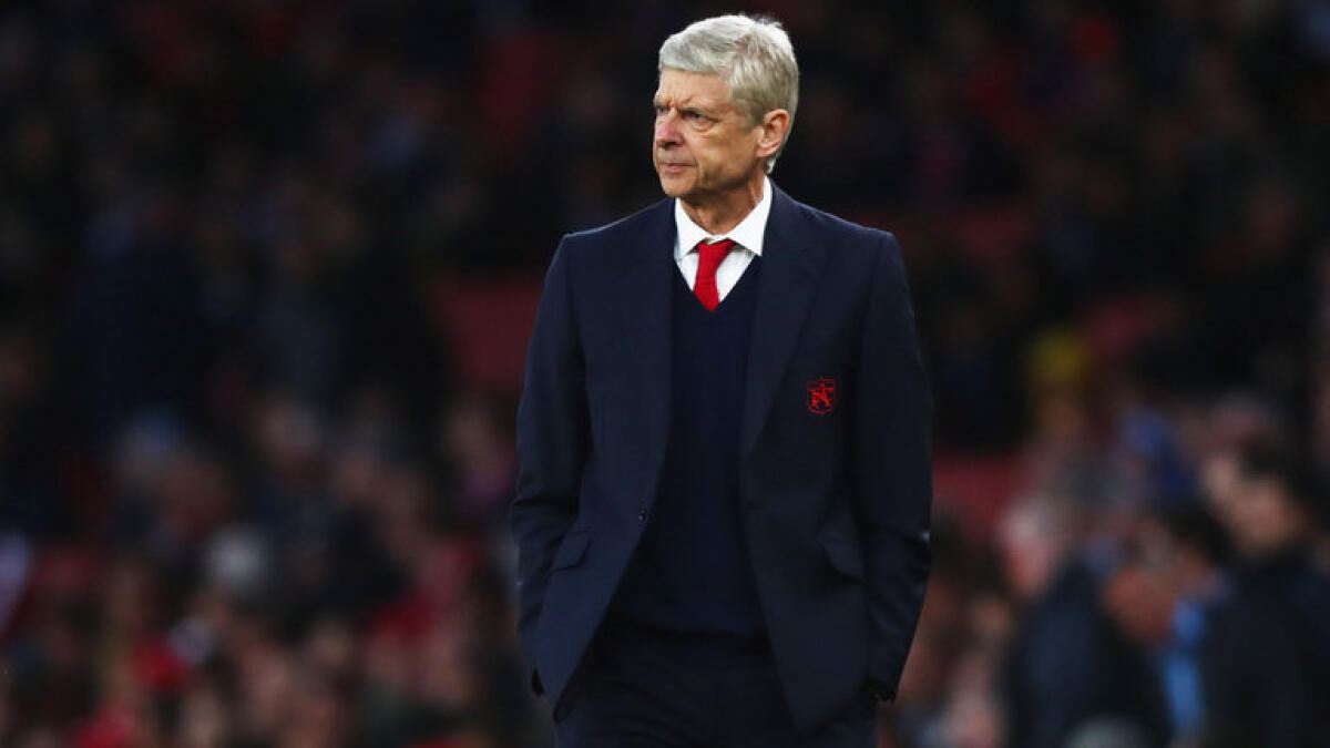 Wenger smentisce le voci su un'offerta della Fiorentina per Debuchy - 
