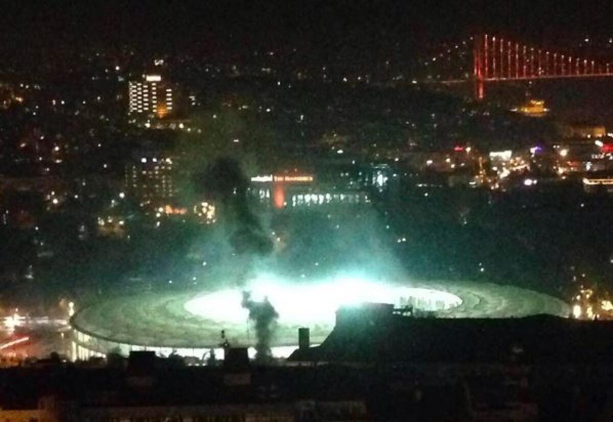 Terrore in Turchia: autobomba e spari vicino allo stadio del Besiktas. 20 feriti - 