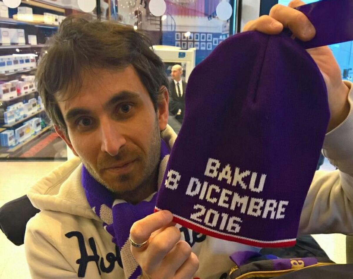 I 99 tifosi viola a Baku? La Fiorentina ha regalato un cappello per ognuno di loro - 