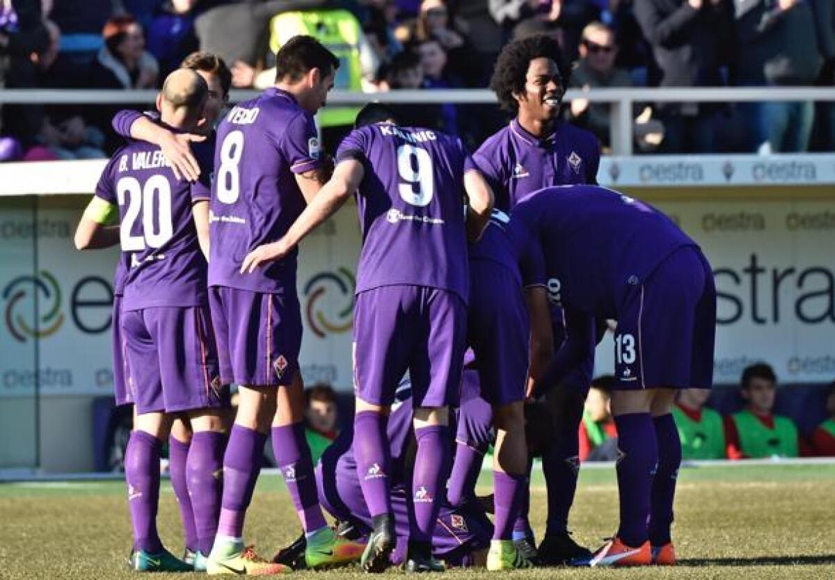 Sky: grande atmosfera nello spogliatoio, torta per Bernardeschi - Fiorentina's Josip Ilicic jubilates with teammates after scoring a goal during Italian Serie A soccer match Acf Fiorentina vs Cfc Genoa at Artemio Franchi stadium in Floence, Italy, 29 January 2017. ANSA/MAURIZIO DEGL'INNOCENTI