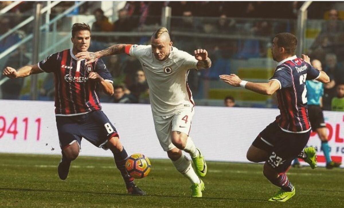 La Roma vince 0-2 a Crotone e torna seconda. Dzeko croce e delizia, Nainggolan ancora in goal... - 