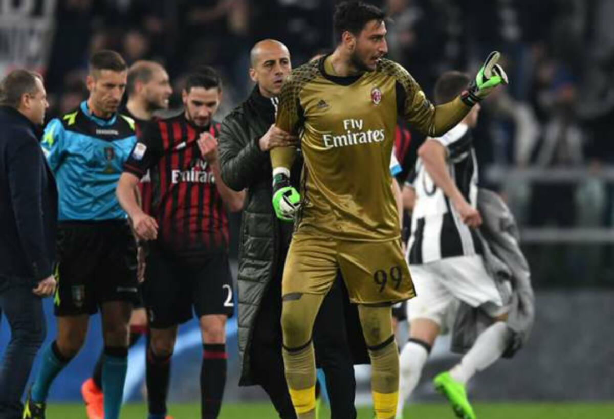 Scritte sugli scudetti "Ladri", sgabelli rotti, pugni sulle riproduzioni dei titoli. Tutto lo sfogo milanista - 