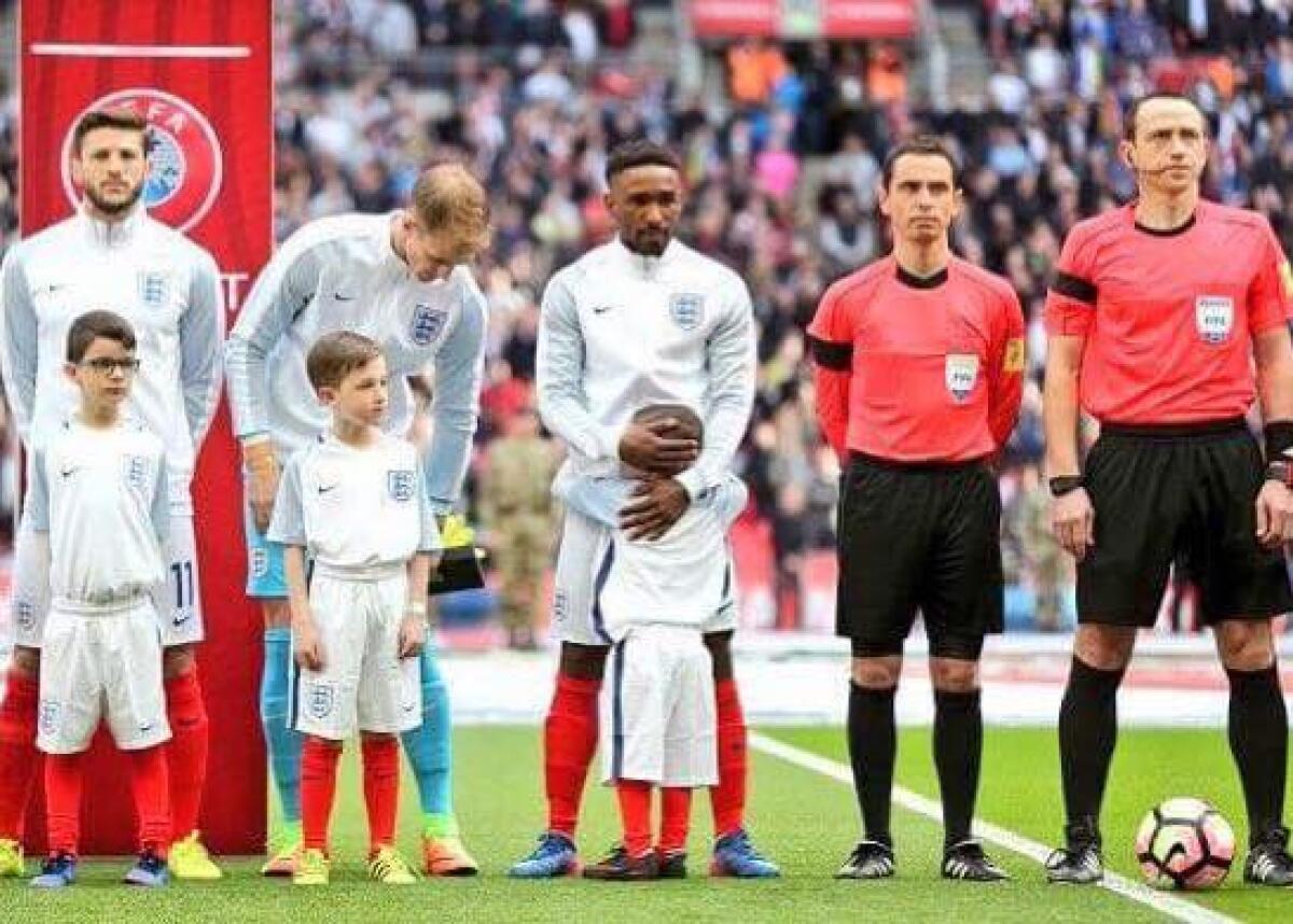 Bradley e il suo amico Jermain: l'abbraccio che commuove il mondo - 