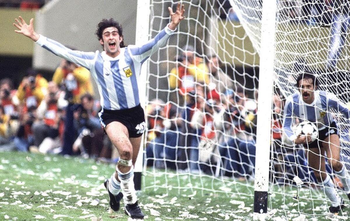 Kempes: "Chi manca di rispetto a Batistuta non merita di vestire la maglia dell'Argentina" - 