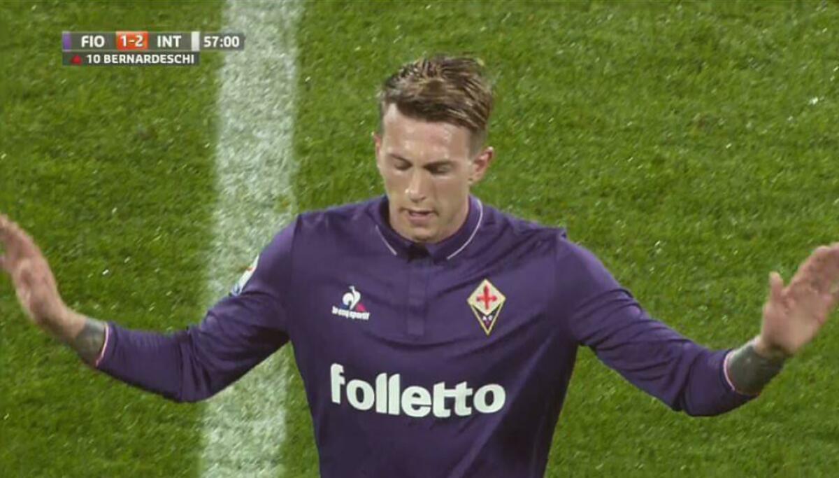 Il pubblico lo fischia, Bernardeschi chiede scusa e i tifosi lo applaudono - 