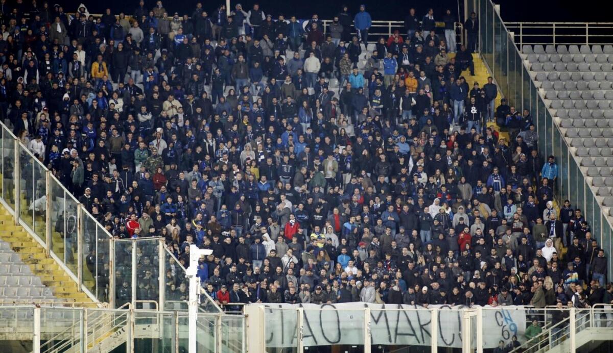 La Curva dell'Inter omaggia il tifoso viola scomparso. Niente bandiere, nè stendardi, nè cori per tutta la gara - 