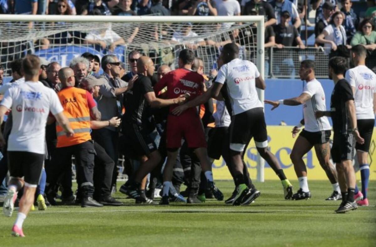 Domenica di follia a Bastia: tifosi locali aggrediscono la squadra del Lione durante il riscaldamento - 