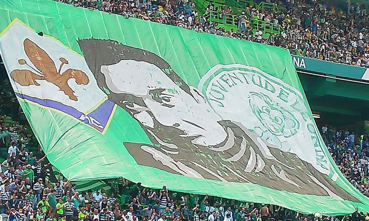 I tifosi dello Sporting Lisbona dedicano una coreografia a Marco Ficini - 