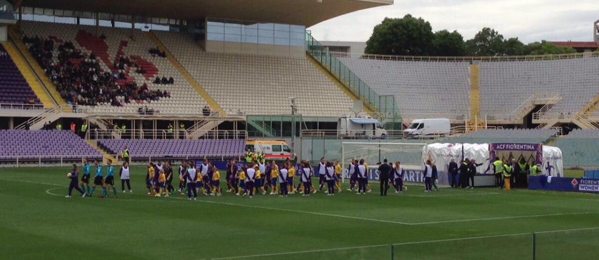 Tifosi sotto la pioggia al Franchi per la Fiorentina Women's. Prefetto dice no alla tribuna coperta, il motivo... - 