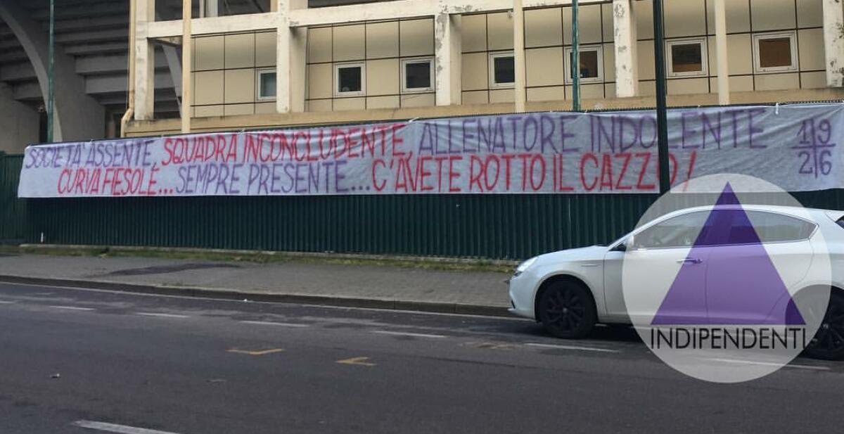 Striscione al Franchi: "Società assente, squadra inconcludente, allenatore indolente. Curva Fiesole sempre presente. C'avete rotto il cazzo!" - 