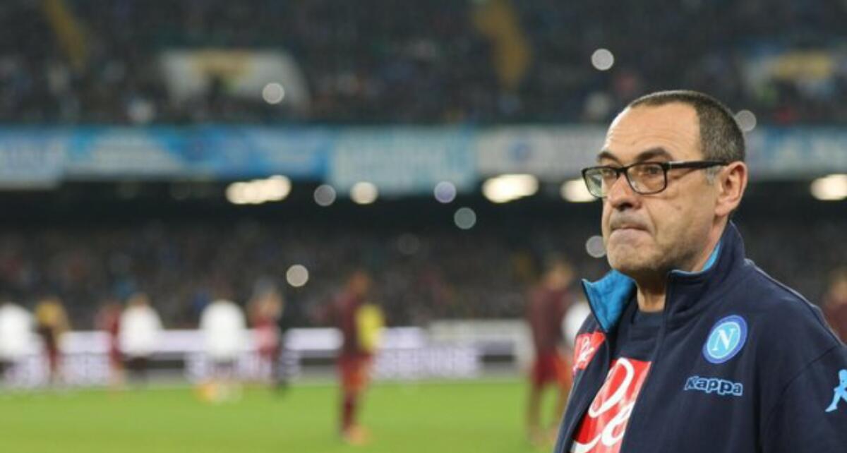 Maurizio Sarri vede a bordo campo Giancarlo Antognoni e corre ad abbracciarlo - 
