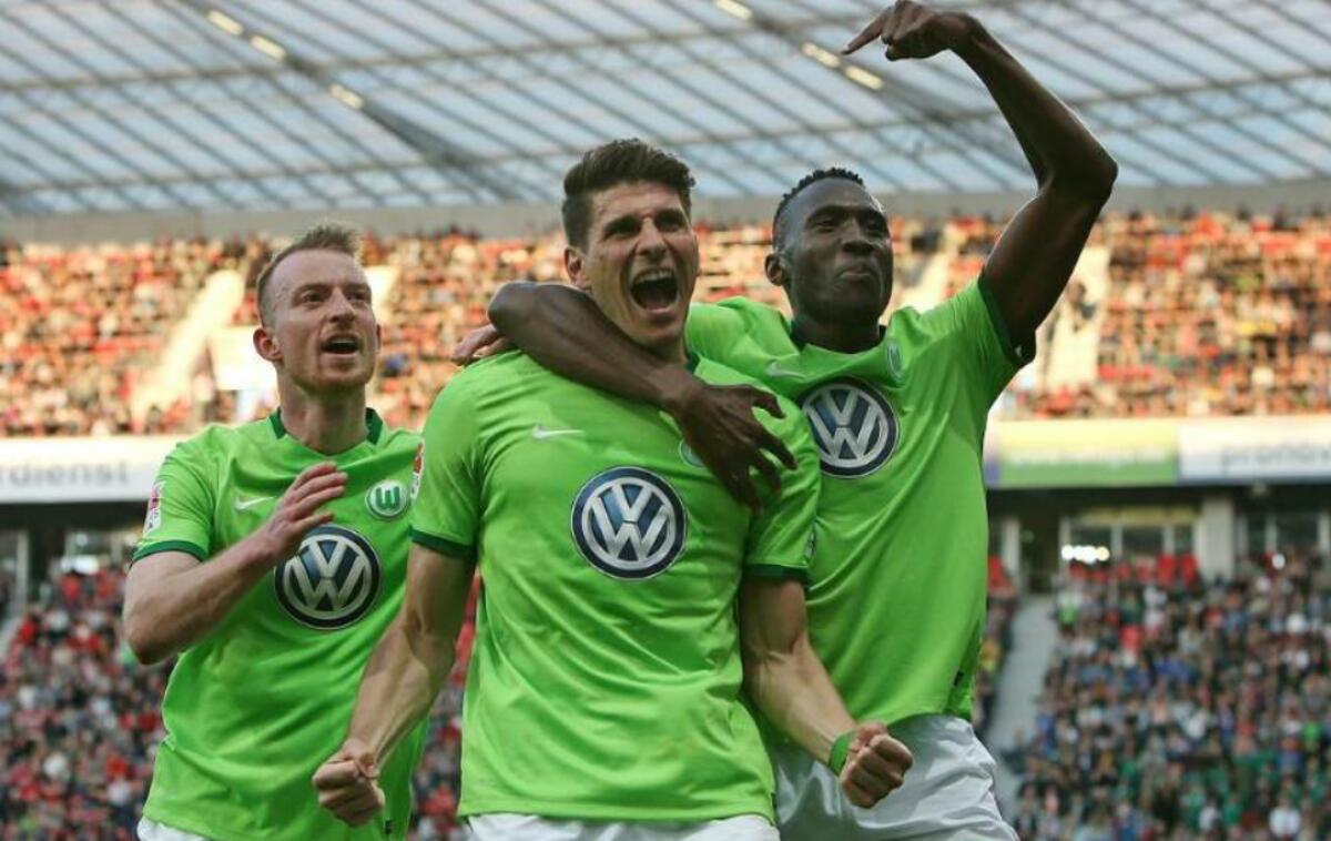 Mario Gomez segna e salva il Wolfsburg nell'andata dello spareggio salvezza in Germania - 