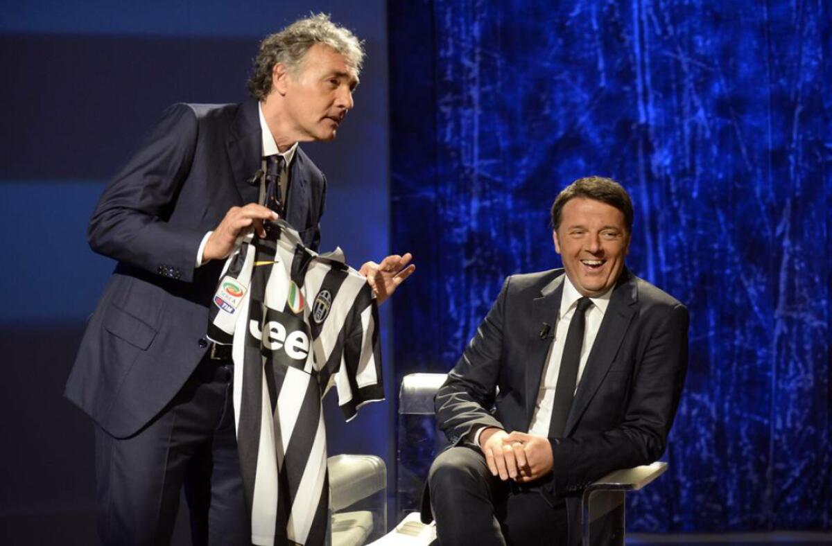 Giletti gli regala la maglia della Juventus ma Renzi la rifiuta: "No grazie non la prendo" - 