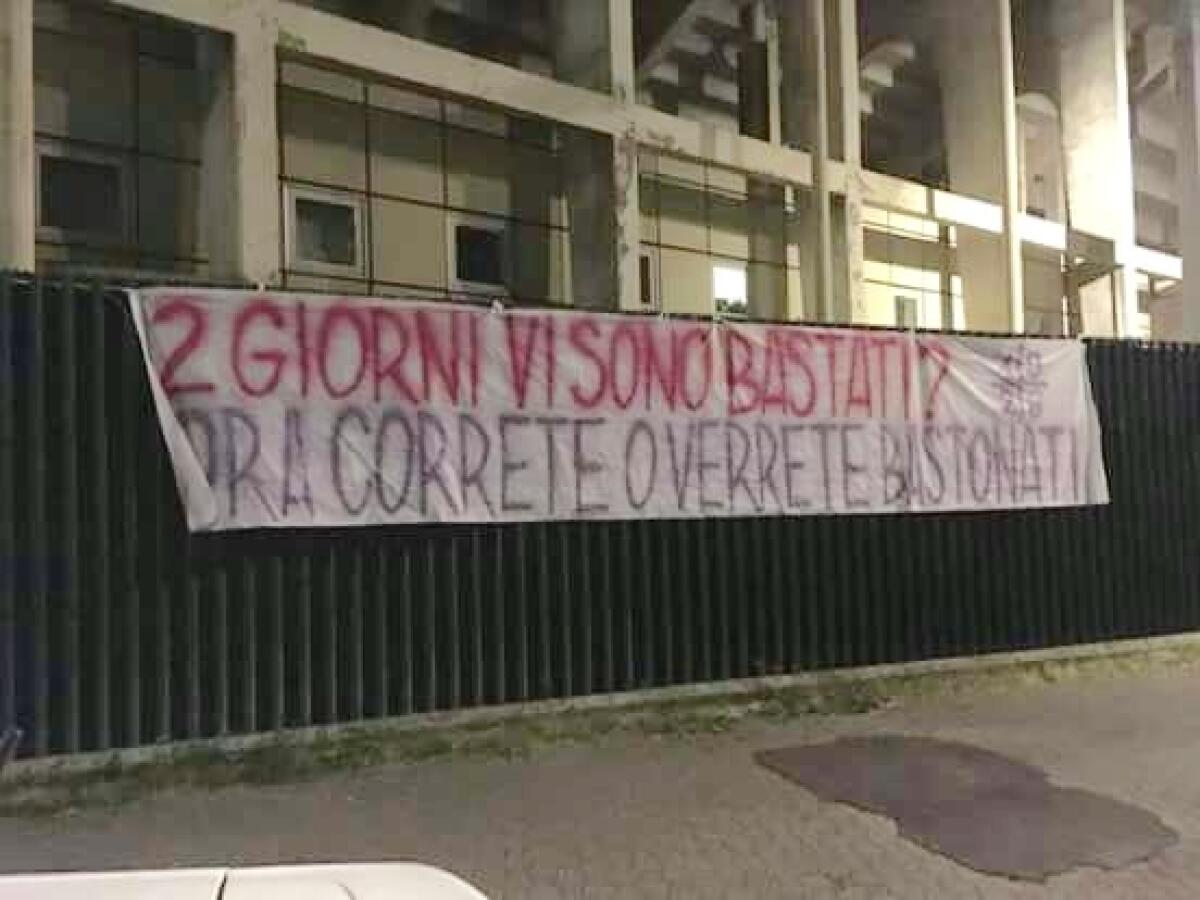 Altro striscione durissimo della Curva Fiesole: "Due giorni vi sono bastati? Ora correte o verrete bastonati" - Striscione di contestazione fuori dal Franchi