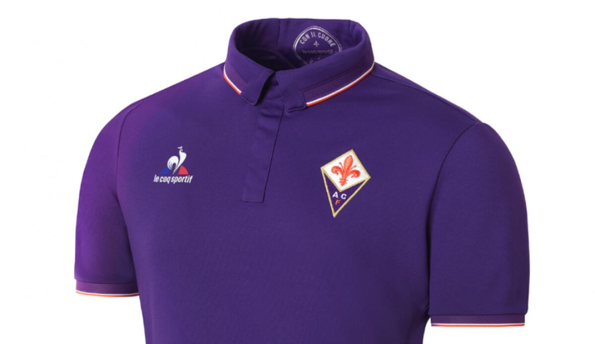 Presentazione della nuova maglia in grande stile. Colletto diverso e un segno di Firenze sulla divisa - 