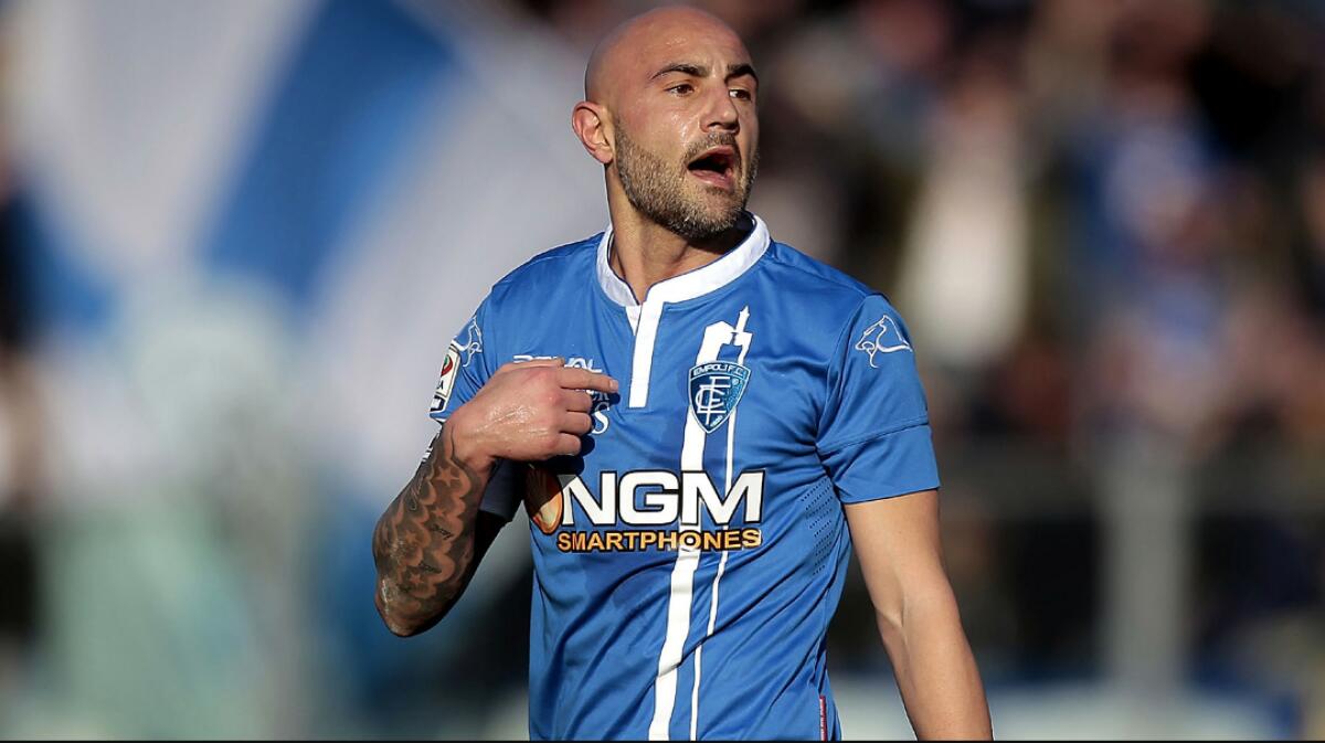 Maccarone vittima di una truffa, donna si fingeva sua moglie per non pagare Sky - 