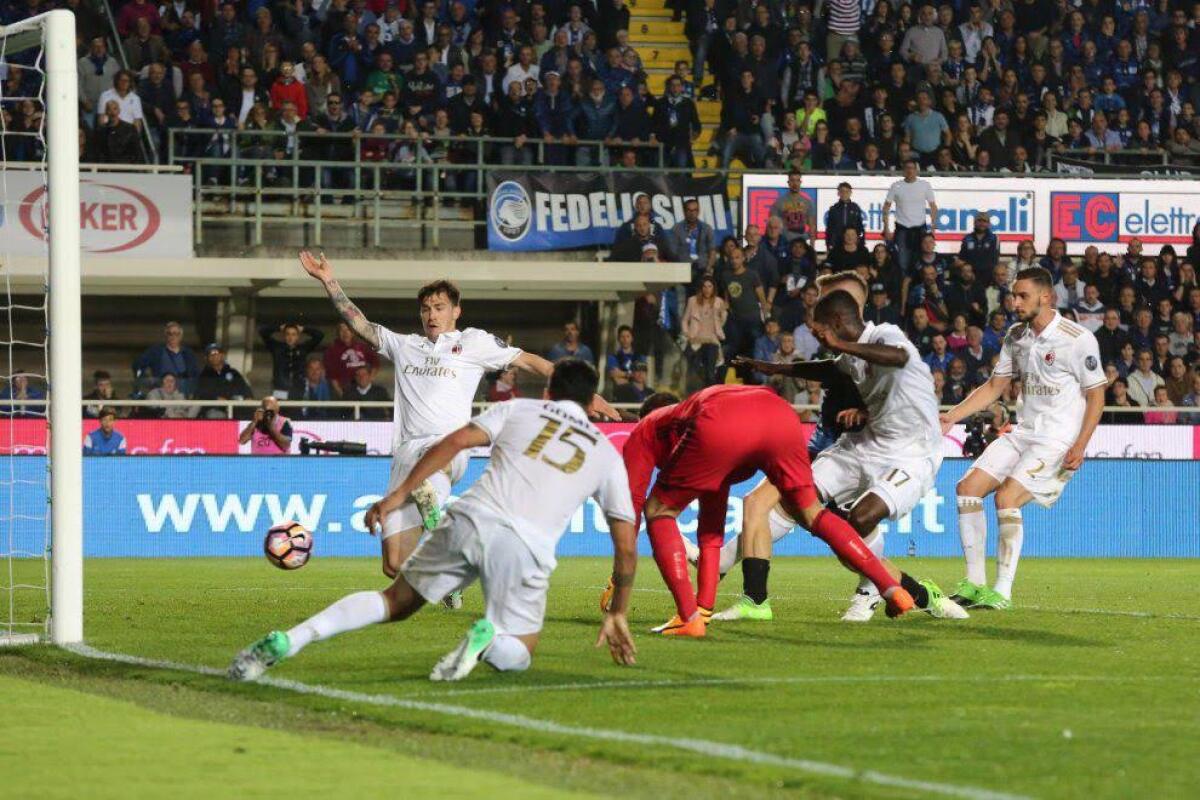 Prima la papera di Donnarumma, poi il gol in netto fuorigioco del Milan. A Bergamo finisce 1 a 1 - 