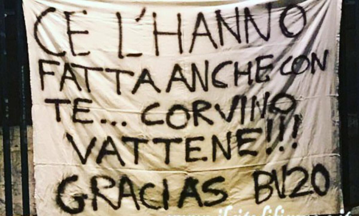 "Ce l'hanno fatta anche con te. Corvino vattene! Gracias Borja Valero" esplode la protesta dei tifosi viola - 