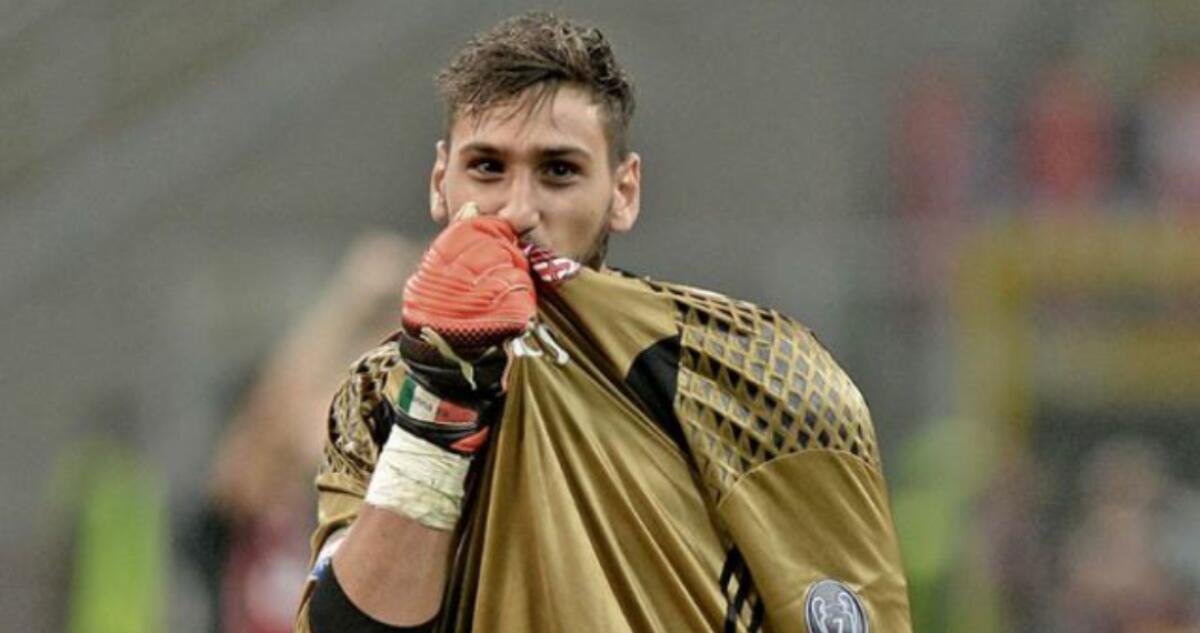 La Curva Sud del Milan con un comunicato umilia Donnarumma e Mino Raiola: "State cercando di salvare l'indifendibile" - 