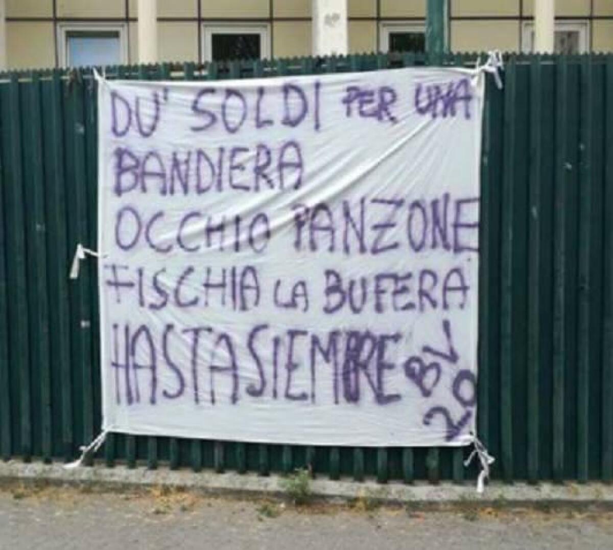 Nella notte nuovo striscione al Franchi, "Dú soldi per una bandiera, occhio panzone fischia la bufera" - 