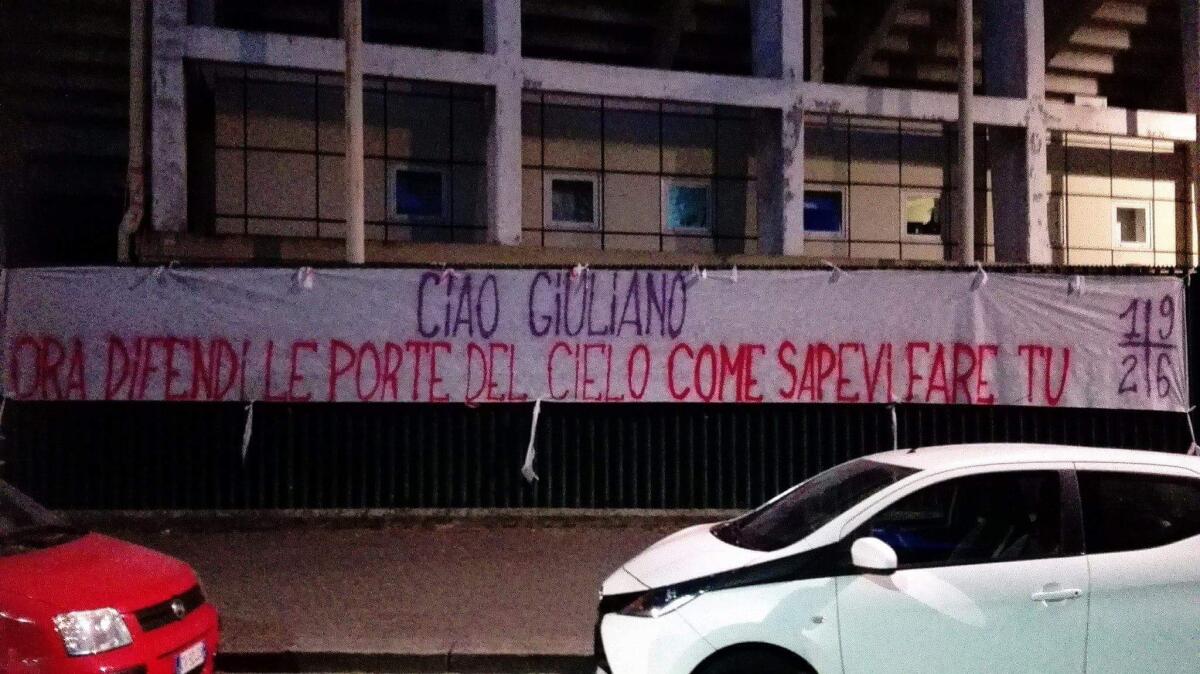La Curva Fiesole omaggia Sarti: "Ciao Giuliano, ora difendi le porte del cielo come sapevi fare tu" - Lo striscione della Curva Fiesole in onore di Giuliano Sarti