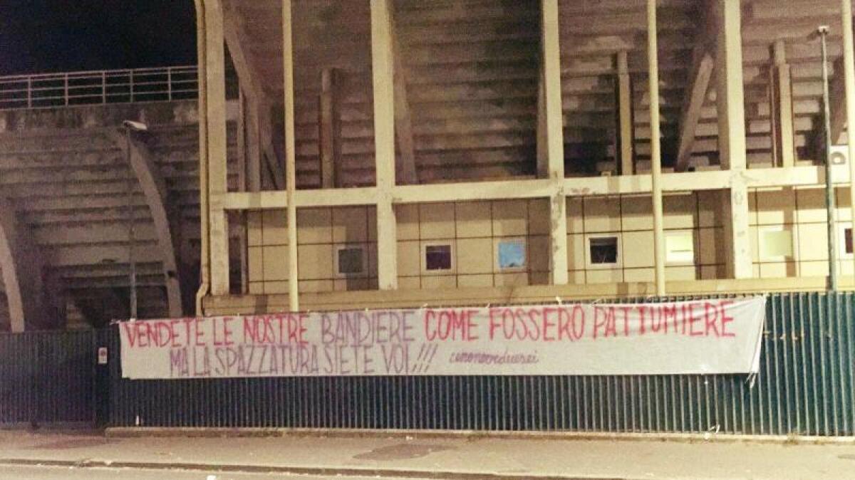 Nuovo striscione, stavolta firmato: "Vendete le nostre bandiere come fossero pattumiere, ma la spazzatura siete voi!!!" - 