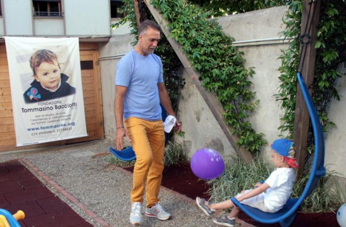 Batistuta Re in campo e fuori: a Firenze gioca con un bambino della Fondazione Bacciotti - 