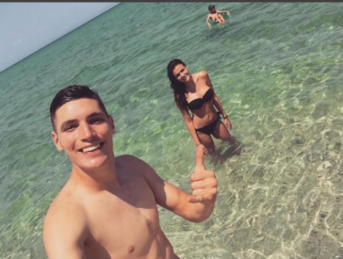 Milenkovic si rilassa al mare con la fidanzata: sarà a Moena per la fine del ritiro - 