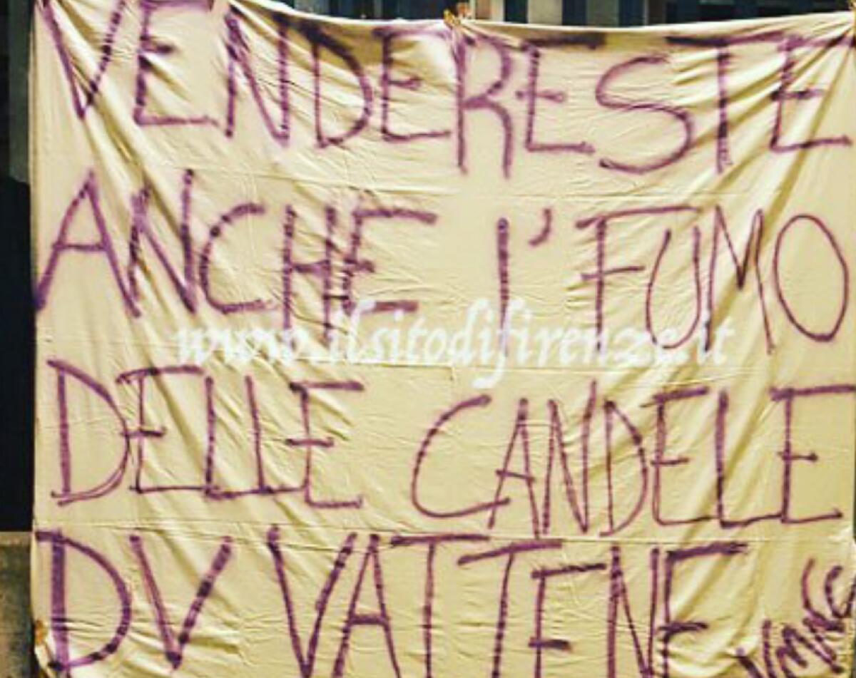 “Vendereste anche il fumo delle candele. Della Valle vattene” altro striscione contro la società appeso al Franchi - 