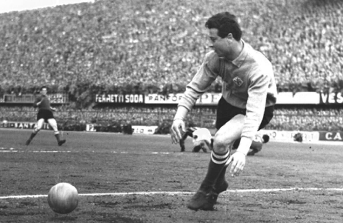 Lutto, si è spento a 83 anni Giuliano Sarti, portiere del primo scudetto viola - 13 Giuliano Sarti